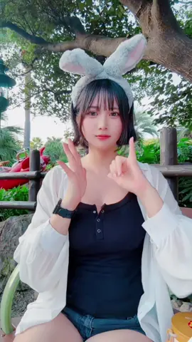 人前で慣れてないことすると恥ずかしくて時々真顔になってしまうの許してください先生😵‍💫 あと足がむっちりしまくりなのでライザのコスプレやるといいと言われました🤣 #アロハエコモマイ #ディズニー
