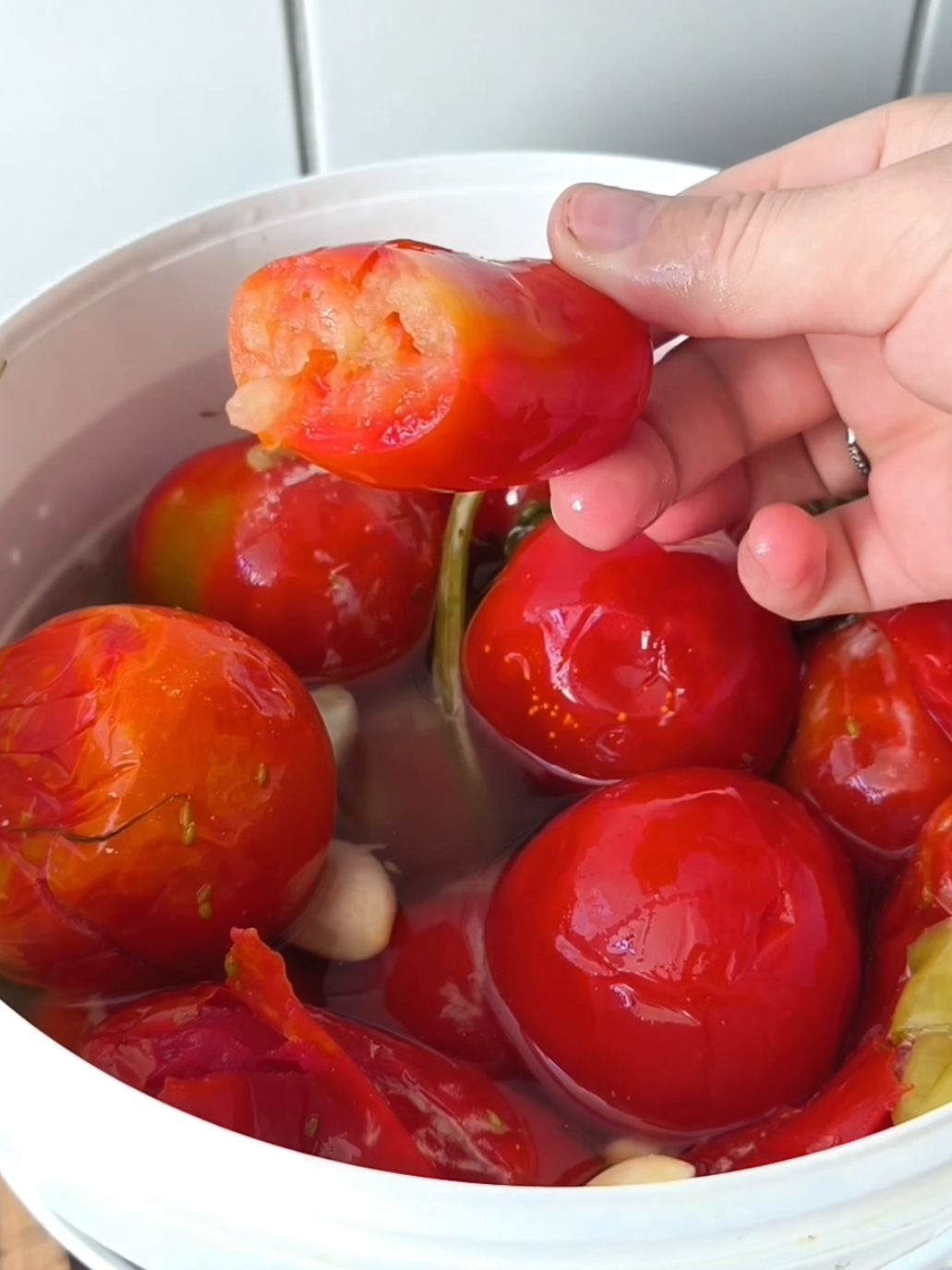 la ul litru de apa se adaugă  2 linguri sare  1 lingură zahăr  #perte #tiktokfood #pentrutine #reteterapide #yummyfood 