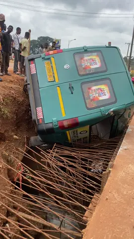 Tragedy at Dodowa 💔… A vehicle carrying 7 passengers fell under a big bridge. They sustained injuries, but by grace no life was lost. This could have been worse… 🥺#goviral 
