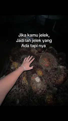 Tapi tetap jelek 😂#kulisawit🌴 #bossawitmuda #storysawit🌴🌴 #kuliindonesia🇲🇨🥰💪 #fypdong 