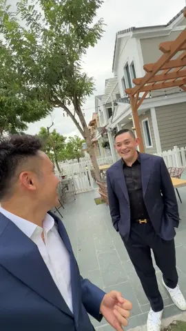 I'm glad to be back in Vietnam again to meet my brother Dee Saelee (Kao) for a business meeting and also my short holidays. I've been in Vietnam for 3 times, but I haven't visited any Iu Mien village yet. I promise, I and Kao will do it in the future. Thank you everyone for following us! 😊 ดีใจที่ได้กลับมาประเทศเวียดนามอีกครั้ง (ครั้งที่ 2 ของปีนี้) ครั้งนี้มาเพื่อเจอเพื่อนของผมจากประเทศอเมริกา Dee Saelee (เก้า) เพื่อพูดคุยเรื่องโอกาสในการทำงานด้วยกัน เนื่องจากเก้าไม่มีเวลาบินไปกรุงเทพ ผมเลยบินมาเจอที่นี่แทน ถือโอกาสมาเที่ยวพักผ่อนด้วย ผมมาเวียดนาม 3 ครั้งแล้ว ยังไม่มีโอกาสได้ไปเที่ยวหมู่บ้านของพี่น้องอิ้วเมี่ยนเลย แต่ผมสัญญาว่าผมและเก้าจะหาโอกาสไปเยี่ยมพี่น้องอิ้วเมี่ยนในประเทศเวียดนามนะครับ ขอบคุณทุกคนที่ติดตามครับ 🙏 #naifusaelee #deesaelee #iumien #saelee 