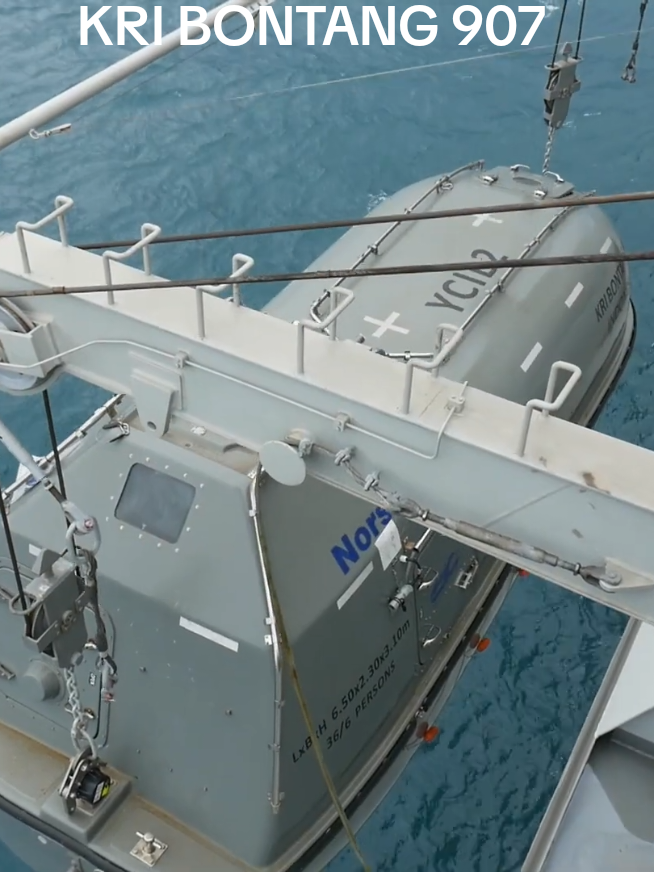 KRI Bontang (907) adalah kapal tanker yang memiliki peran penting sebagai kapal bantu cair minyak (BCM). Kapal ini dibuat oleh PT. BATAMEC Shipyard dan diluncurkan pada 26 September 2018. KRI Bontang memiliki kemampuan untuk mengisi bahan bakar kapal lain di tengah laut saat kapal sedang melaju, yang dikenal sebagai Replenishment At Sea (RAS).  Spesifikasi: Panjang 125,5 meter, tinggi 30 meter, berkecepatan 18 knot, diawaki oleh 109 orang, dan mampu berlayar selama 30 hari tanpa henti.  Persenjataan: Dua pucuk kanon kaliber 20 mm dan dua pucuk senapan mesin berat kaliber 12,7 mm.  KRI BONTANG (907) 🇮🇩 #fypシ゚viral #kribontang907 #kapalperang #tniindonesia🇮🇩 