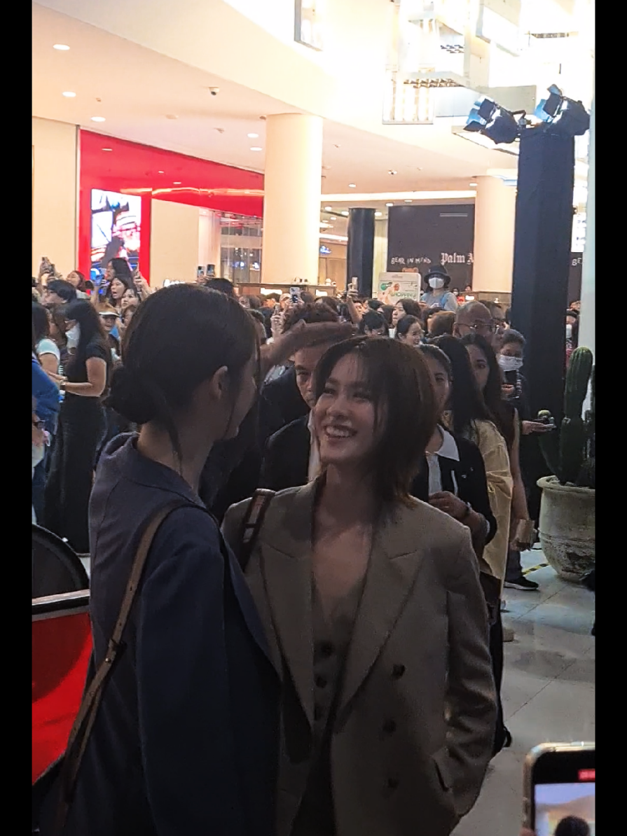 สูทหล่ออ่ะะะ #PaulSmithXEmiThasorn #NamtanTipnareePaulSmith #emiamily  #namtantipnaree 