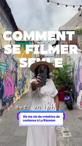 Tourner et monter une vidéo en moins d’1h… avec juste mon iPhone ? Challenge accepté ! merci à @microstor de m’avoir lancé ce défi ! - collaboration 👉 Mes astuces pour réussir une vidéo solo de A à Z avec un iPhone:  🎬 Varier les plans larges (x0,5 ou x1) et se mettre en scène dans différents spots. Dans l’exemple final, j’ai posé mon trépied et je me suis filmée en train de marcher ou de cadrer avec mon iPhone dans 4 spots différents.  🤳 Pour les selfies, j’aime alterner entre la caméra avant et la caméra arrière en x0,5, car ça permet de voir davantage ce qui vous entoure.  🔍 Ajouter des plans rapprochés & détails (street art, architecture, textures…). Ça permet aussi d’avoir des plans de respiration, pour aérer le montage.  🎥 FILMER BEAUCOUP : ma vidéo sur le Carré Cathédrale dure 23 secondes… mais j’ai utilisé 23 rushes différents ! (et j’en ai filmé encore plus pour avoir le choix et me créer une petite banque d’images pour de futures vidéos) 📝Écrire une mini check-list dans Notes avant le tournage. Comme ça, pas de pertes de temps, et tu es sûr.e de repartir avec tout ce qu’il faut pour ton montage. 📱 Côté matériel : tout a été réalisé avec des iPhone (je suis sur iPhone depuis environ 15 ans) - Vidéo « finale » Carré Cathédrale: iPhone 14 Pro Max - Backstages: iPhone 12 Pro Max + iPhone 8 Plus (oui, je garde mes anciens modèles, ils me servent encore pour ce genre de projets, ou pour donner des formations) Si vous voulez savoir quel est le modèle adapté à vos besoins, n’hésitez pas à consulter l’équipe de Microstor.  Vraiment heureuse de vous partager cette vidéo en collab avec eux, parce que je suis cliente chez Microstor depuis plusieurs années, (d’ailleurs, mon dernier achat à la boutique de Saint-André date de juillet : un joli iMac M4 tout rose, pour mes projets d’écriture et de formats longs en cours 👀) ⸻ Et toi, tu filmes déjà tes vidéos en solo ou tu n’oses pas encore te lancer ? #iledelareunion 