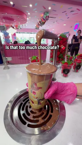 Would you eat this? Delicious Dubai Chocolate Strawberry Cups ✨🌰🍫, now you can find at Icy-N-Spicy Miami.  #foryou #dubaichocolate #foryoupage #miamidesserts #dubaistrawberrychocolatecup 