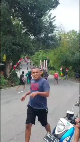 Tampa yang ajar beta tentang hidup Bae tu bagemana, Tampa yang kasi kasih sg pernah pake spasi, Tampa yang bking Beta Basar dg cinta, Deng tau hidup sodara, Tampa yang slalu kasi inga Beta kalo orang biking tar Bae musti balas deng yang Bae!... Basudara Jang tutup mata ini bukang hal biasa! Ini bukang parskali tapi su ulang kali,  orang pung Tampa sombayang, orang pung Tampa susah Deng sanang, orang pung Tampa bahagia yang bangun akang bukang Deng cara sabarang tapi Deng Aer mata dara! akang ilang tagal Basudara pung karja takaruang, ampas jua sg sisa Basudara! Lari cuma dg pakiang yang pele di badang, TOLONG PEMERINTAH KOTA AMBON, TOLONG PEMERINTAH PROVINSI MALUKU, HUNUTH-DURIAN PATAH BAGIAN DARI WILAYAH ANDA, tolong lihat negri ini sebagai keluarga!! Angka video call dari mama dong kaki tangan Lombo eee Lia akng bagini eee🥺😭😭. Mama papa anak Parampuang hati susah disini eee... Lia keadaan bagini eee😭😭. Sejarah panjang Hunuth/DP yang skarang jadi pembahasan panjang di komentar sosmed. Ada sejarah panjang yang tabakar bersama api yang menyala☹️. Andaikan batu nisan dapat membangunkan orang tatua par duduk tutue carita ☹️. Teruntuk Basudara Dong yang Tadi Live dan bagikan video, Dangke Banyak Lai Basuara eee,, beta Bisa lia apa yang Terjadi. Siooo Luka ini Akang Tabuka Ulang. Biar Tuhan Yang Berpekara. Katong Anana Hunuth Di Tanah Rantau Bisa Lia Kejadian Tadi Siang. Rumah Yang Selalu Jadi Tampa Pulang Tiap Libur atau Cuti, Tempat Cari Usaha Kumpul Sakepeng 2 Kepeng Pun Habis😭.. tuhan berkati tangan² yang bakar akng rumah tu jua.  #fpyシ❥tiktok🖤🌹 #lewatberandafypシFroyo #lewatberandafyp #lewatberandafypシ #fyp 