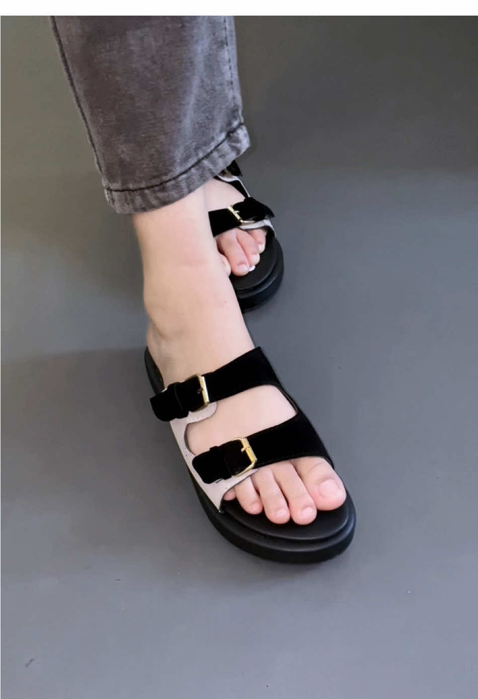 Lucuu bgt warna hitamnya jugaaa🥰🫶🏻 sandal nya dipake buat daily ataupun ke acara2 juga baguss 🥰 #sandal #sandalwanita #sandals #sandalmurah #sandalviral #sandalwood #rekomendasi 