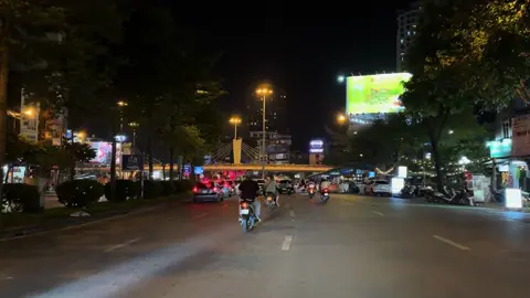 Thằng con nhà nông, khi đi chỉ mang theo sự ngông cuồng của tuổi trẻ và sự tử tế mà bố mẹ nó dạy. Còn lại biết nhịn, biết sai, biết yêu, biết điều là do phải đi qua bao thăng trầm của cuộc sống nó mới học được… @Hà Nội Về Đêm ❤️ #langthanghanoi #hanoivedem❤️ #nhachaymoingay #xuhuong2025 