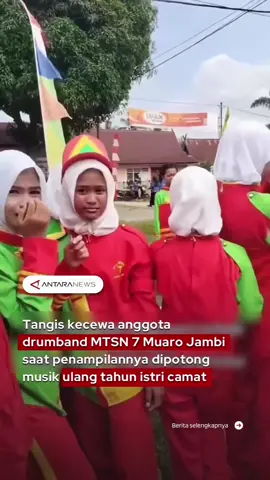 Sedih, kecewa dan kesal bergabung menjadi satu dirasakan oleh anggota drumband dari MTSN 7 Muaro Jambi, lantaran kerja kerasnya latihan yang tak sebentar ini seolah tak dihargai saat pawai peringatan HUT ke-80 RI pada Minggu (17/8). Dalam video yang beredar di media sosial terlihat tim drumband saat itu sedang tampil, namun disela-sela penampilan tiba-tiba panitia memutar musik ulang tahun yang diduga untuk istri camat di daerah tersebut. Hal ini pun membuat penampilan mereka terhenti karena suara yang tidak terdengar, diperlakukan seperti itu, mereka pun bubar barisan hingga banyak dari anggota drumband yang menangis. Tidak hanya para peserta drumband yang kecewa, para guru hingga warga pun sempat protes dengan apa yang dilakukan oleh panitia tersebut. Menanggapi viralnya video tersebut, Camat Sungai Bahar menyebut hal itu adalah miskomunikasi dan lagu itu diputar bedasarkan inisiatif spontan dari atlet voli yang ditujukan untuknya karena baru berulang tahun hari sebelumnya. #drumbnd #marchingband #mtsn7muarojambi #sungaibahar #camatsungaibahar    