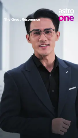 追剧，就像Eric在《名門》里做生意一样，讲究变化与策略！ 方法对了，追剧才能更畅快！ ✅ Astro One 每月低至 RM49.99 ✅ 多达 4 台设备随时随地轻松点播 ✅ 汇聚本地、新加坡、中国、香港、台湾的顶尖娱乐 #名門 #TheGreatResonance #AstroOriginals #家庭娱乐首选 #AstroOne #SemestinyaBoleh