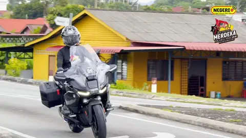 Kembara Merdeka Akar Umbi 2.0 bakal menggegarkan Negeri Sembilan dengan deruman enjin pada 30 Ogos ini! Nantikan ketibaan konvoi hebat yang akan disertai oleh pelbagai komuniti. Barisan kepimpinan kerajaan negeri bersama wakil-wakil rakyat, kelab permotoran, agensi kerajaan dan swasta, NGO serta orang ramai dengan penuh semangat patriotik akan berkonvoi menjelajah di Jempol, Jelebu, Seremban, Port Dickson, Rembau,Tampin dan Kuala Pilah. Temui juga SKUAD HIRUK NEGERIfm yang akan turut sama memeriahkan suasana dengan hiburan, interaksi bersama pendengar dan pelbagai hadiah menarik untuk anda menangi! #kembaramerdekaakarumbi #merdeka #negerifm #ingatsampaibilabila