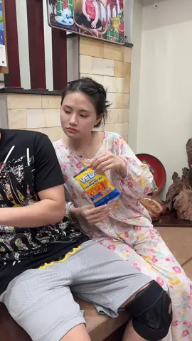 Vua trò chơi .hôm trước ông nào xúi tôi chọn 2 cái bánh này thế .bước ra đây ???? #vochonghai 