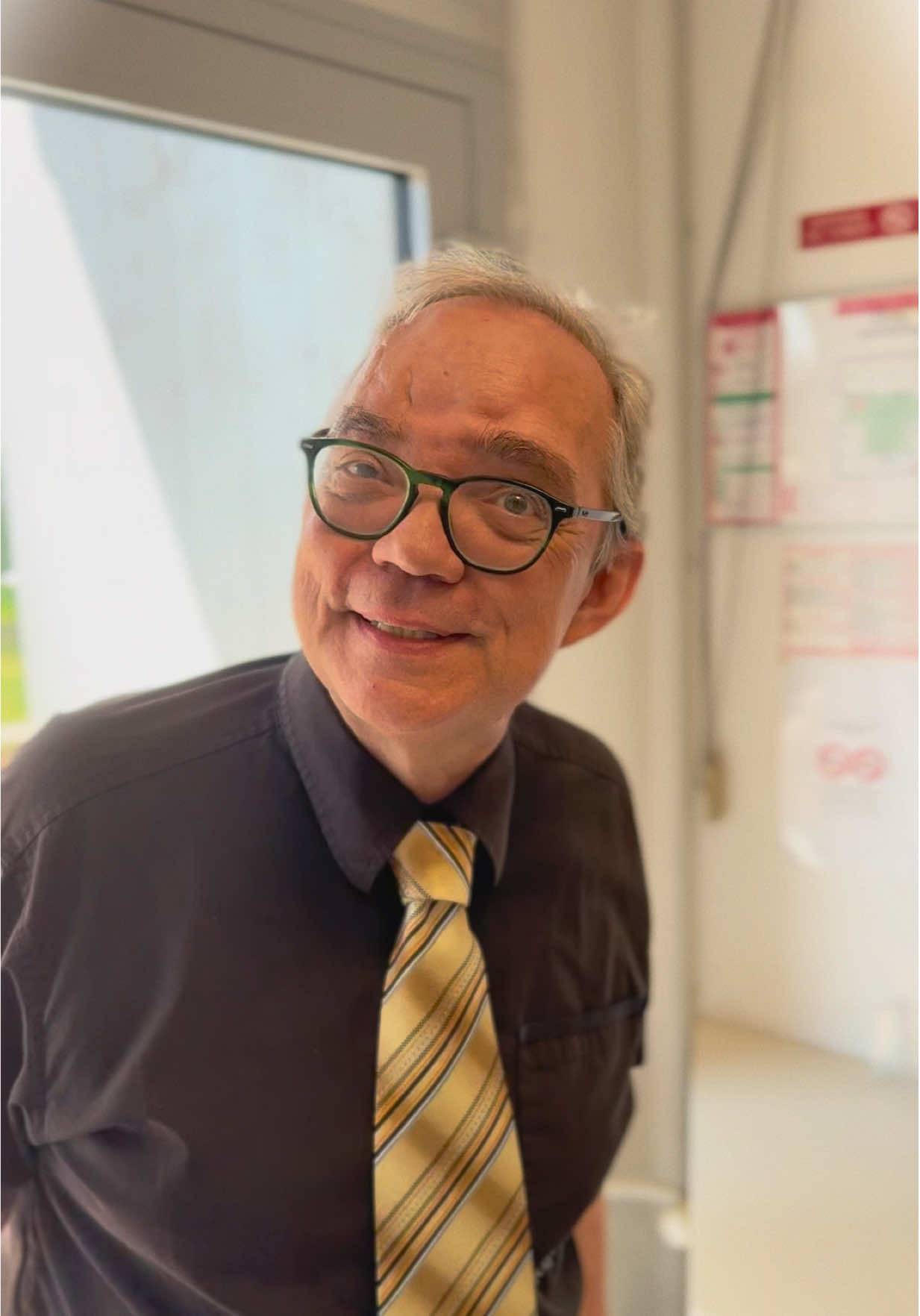 j’ouvre la porte à Olivier. Mais rien n’est jamais simple avec le professeur de l’élégance…  👉 Ce petit geste devient le prétexte à une joute verbale raffinée : des phrases incroyablement distinguées, des formules inventées, et un échange où la politesse se transforme en art théâtral. ⚔️ Moi, dans ma simplicité « pauvre », j’essaie d’être poli. Mais lui, Olivier, élève chaque mot au rang d’un cérémonial pittoresque. 🎭 Résultat : une discussion à mourir de rire, pleine de répliques exagérément élégantes, qui fait du quotidien un moment inoubliable. #BonnesManières #Élégance  #ProfesseurOlivier 