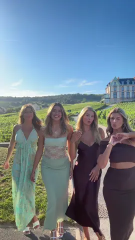 Girlstrip to Reims 🤍🍾 #reims #france #girlstrip #franceoutfit #dinnertime 