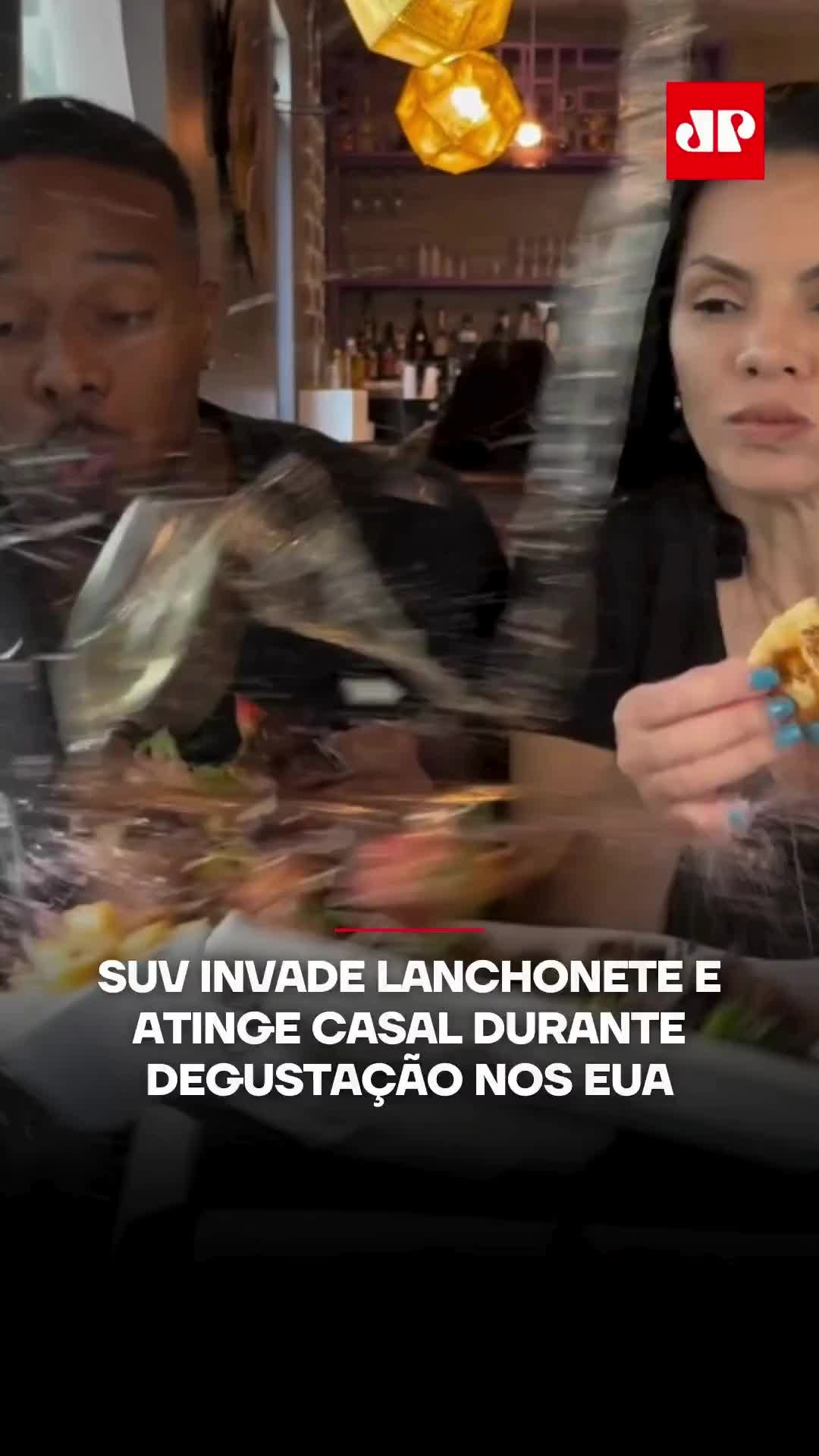 Um casal de criadores de conteúdo foi surpreendido por uma SUV que invadiu uma lanchonete em Houston, nos EUA, enquanto gravava um vídeo de avaliação de comida. Nina Unrated e Patrick Blackwood estavam sentados próximos à janela quando o carro atravessou a parede de vidro e bateu diretamente contra a mesa, no exato momento em que provavam um sanduíche. Apesar do impacto, os dois tiveram apenas ferimentos leves causados por estilhaços e foram levados ao hospital, recebendo alta no mesmo dia. O dono do restaurante afirmou que a motorista, que saiu ilesa, deverá pagar pelos prejuízos. 📹 Reprodução: Nina Unrated 📺 Confira na JP News e Panflix 📌 Siga o nosso perfil @jovempannews #EUA #Houston #Acidente #restaurante #NinaUnratade #Internacional