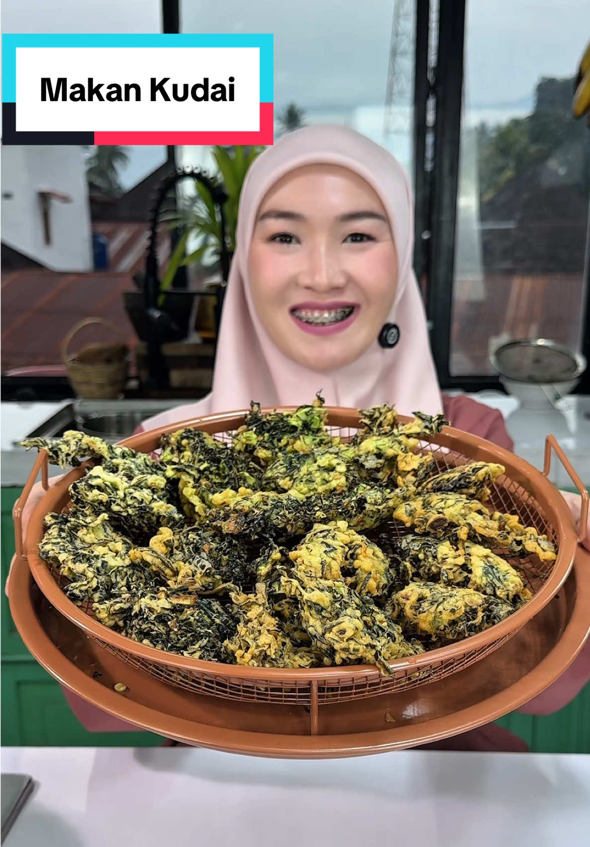 Di tempat kalian ada jual daun brokoli gak ce ? Klo di sini beli brokoli, daunnya banyak bgt ditimbang jg. Dan seringnya di buang, jadilah aku bikin bakwan aja (sesekali) seringnya ya di buang jg daunnya. Aku lebih suka bakwan daun brokoli drpd kol ce, lebih kering jadi lebih gareng enak bgt #kancedinda #dindaalamanda #aladinda #bakwandaunbrokoli #makankudai  