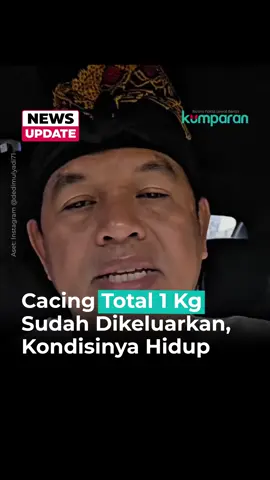 Raya (4), bocah asal Kampung Padangenyang, Sukabumi, meninggal dunia dengan kondisi tubuh dipenuhi cacing. Ia berasal dari keluarga tidak mampu, sang ayah sakit-sakitan sementara ibunya mengalami gangguan jiwa. Mereka tinggal di rumah bilik panggung yang bagian bawahnya dipenuhi kotoran ayam, diduga menjadi sumber infeksi cacing. Raya ditemukan tim pegiat sosial dalam kondisi kritis dan sempat dibawa ke RS. Namun, upaya mencari bantuan biaya medis ke berbagai lembaga pemerintah maupun sosial berakhir nihil. Selama perawatan, dari tubuh Raya dikeluarkan cacing hidup hingga seberat 1 kg, bahkan hasil CT Scan menunjukkan cacing dan telurnya sudah menyebar ke otak. Ia akhirnya meninggal pada 22 Juli 2025. Kasus ini memicu keprihatinan Gubernur Jawa Barat, Dedi Mulyadi. Ia menyebut lingkungan tempat tinggal yang kotor membuat Raya mengalami cacingan akut. Dedi juga menyoroti lemahnya fungsi PKK, posyandu, hingga bidan desa, dan mengancam akan memberi sanksi kepada pihak terkait. Pemerintah provinsi pun mengevakuasi keluarga Raya untuk mendapat perawatan medis karena turut mengidap penyakit TBC. 📸: Dok. Instagram @/dedimulyadi71. Follow WhatsApp Channel kumparan untuk dapat Informasi terpercaya dikirim langsung ke WhatsApp kamu. Ketik kum.pr/WAchannel di browser kamu sekarang, agar bisa share  informasi tanpa ragu. #newsupdate #update #news #videonews #kumparan           