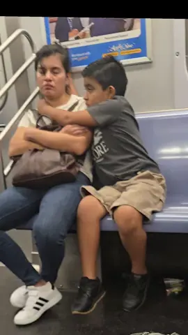 l’enfant veille a sa maman pendant quelle dors le train Love mom❤️❤️❤️#capcut #duet #foryoupage #fypage #funny 