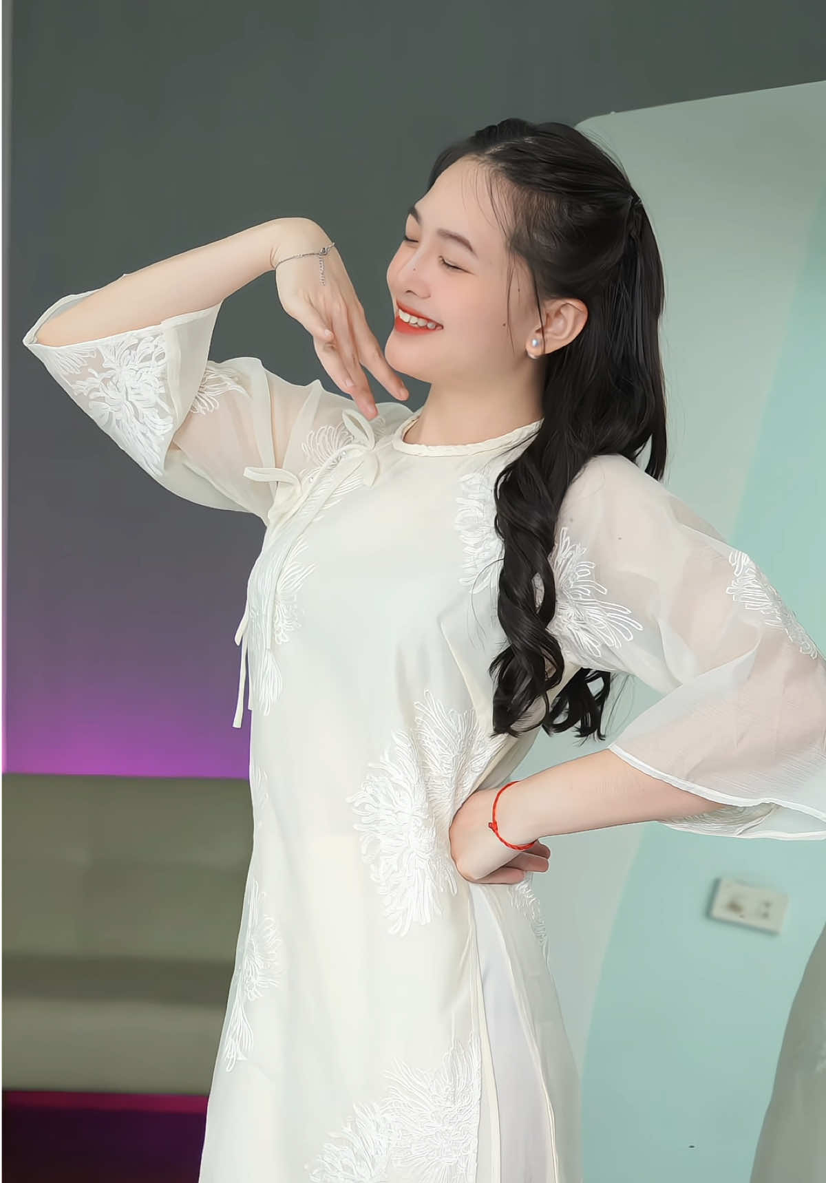 Mê em áo dài cách tân này quá đi chị em ơi, lên form lên dáng xinh ghê luôn ý #lendocungkapi #review #aodai #aodaicachtan #aodaicuoi 
