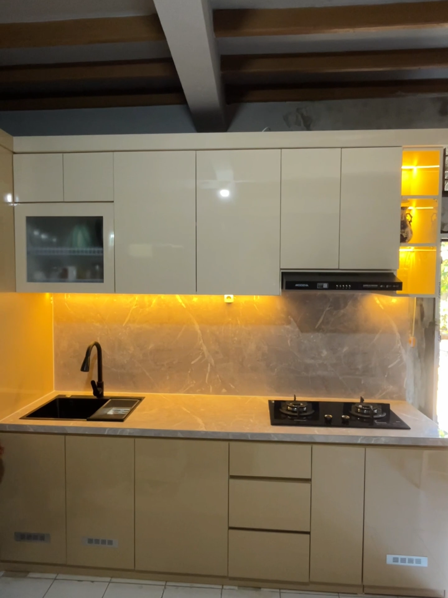 ✨Pengen Interior Rumah yang Modern & Fungsional? Yuk konsultasi sekarang bareng Elvan Furniture! 📩Tanya-tanya dulu boleh banget! Klik link di bio / DM / WA: 📞 0812 2204 8238 #kitchensetminimalis #kitchensetmodern #kitchengoal ##interioedesign #rumahminimalis #reelsindonesia #fyp #kontenrumah #interiorbandung #interiorjabodetabek