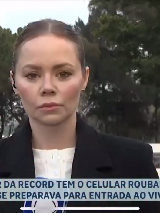 Repórter da Record, Beatriz Casadei, foi assaltada na Marginal Pinheiros (SP) enquanto se preparava pra entrar ao vivo. Ciclista levou seu celular em frente ao presídio e jornalista registrou BO.