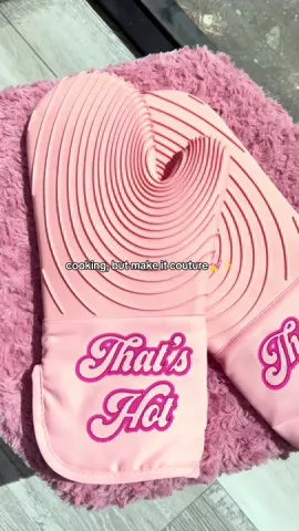Handling the heat, the Paris Hilton way💅💕 #parishilton #pink #ovenmitt #gloves #cookware