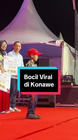 Alham, bocil terviral di Konawe saat ini. Ia diundang di panggung kehormatan untuk menerima hadiah dari Pemkab Konawe, karena video-video tentang dirinya saat ikut gerak jalan indah viral di mana-mana. @Yusran Akbar, ST #konawe #unaaha #BupatiKonawe #YusranAkbar 