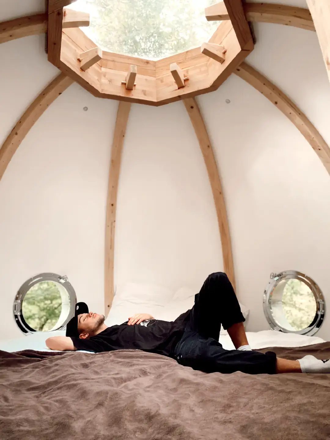 Tague la personne qui doit t’y emmener ! La cabane Cocoon Passion est parfaite pour les couples en quête de séjours insolites ✨ Reliée par un pont de singe, la chambre est suspendue à 4m de haut ❤️ Depuis le cocon, on adore regarder les étoiles à travers le hublot 🔭 Le gros + de la cabane : la cabane possède un spa privatif chauffé à 38°C ❤️‍🔥 📍 La cabane Cocoon Passion est à Rosoy-en-Multien à 1h de Paris 📸 Crédits photos : Elsa & Cyril, David Rodriguez #boisderosoy #cabanespa #insolite #oise #picardie