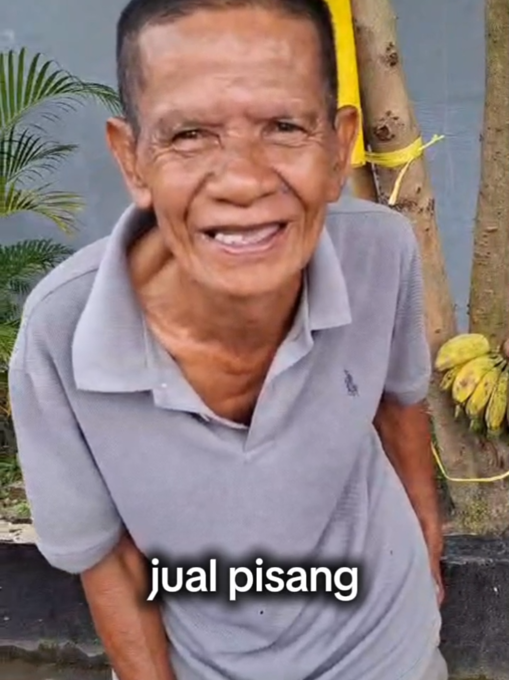 Kegiatan DR.H.Fauzan Ramon SH.MH.Berbagi rezeki kepada Abdul Halid Pedagang Buah Pisang Lokasi JL A.Yani KM 5 Banjarmasin