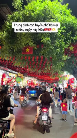 500 ae đã có bao nhiêu ảnh trên những phố cờ này rồi???? #quốckhánh #hanoi #hangma #cờđỏsaovàng 