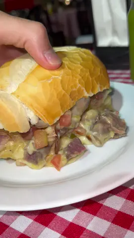Meu nome é Tin e eu Tindico o @spetosnabrasa Localização: Boulevard Norte - Águas Claras, Brasília - DF, 71900-100 Joga no Google Spetos na Brasa que você consegue a localização direto no maps! Valores 17/08/2025: Espetinho R$12 Pão Spetos R$22 Jantinha R$25 Gosto de muitos espetinhos por ai, mas pra deixar um mistério eu digo que esse fica entre os top 3 heheh #aguasclaras #brasiliadf #espetinho