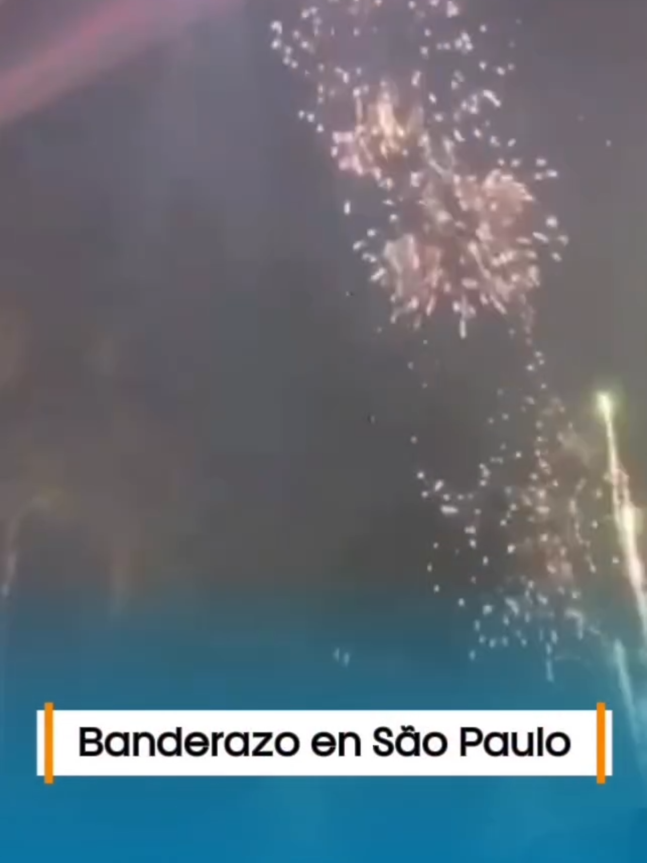 🟢⚽ Previo al duelo de vuelta por los octavos de final de la Copa Libertadores, los hinchas de Atlético Nacional se hicieron sentir en São Paulo con el tradicional banderazo. Cientos de aficionados cantaron para alentar a sus ídolos, quienes hoy tienen una cita con la historia. Y es que el cuadro ‘verdolaga’ llega al estadio Morumbi con la serie abierta luego del 0-0 en el partido de ida, pero también con la posibilidad de repetir la gesta de 2016, cuando venció 2-0 al conjunto brasileño de visitante y terminó metiéndose en la final del torneo. Es por esto que los dirigidos por Javier Gandolfi cuentan con toda la confianza de su gente, que espera volver a ver al equipo en instancias definitivas a nivel continental. Cabe recordar que el vencedor de esta llave se medirá ante Botafogo de Brasil o Liga Deportiva Universitaria de Quito, equipos que ya conocen lo que es ser campeón de la Copa Libertadores. El partido entre São Paulo y Nacional se jugará este martes, 19 de agosto, desde las 7:30 de la noche, para definir quién asegura un cupo entre los ocho mejores de la competición. #Nacional #Libertadores #NoticiasMedellín #NoticiasAntioquia