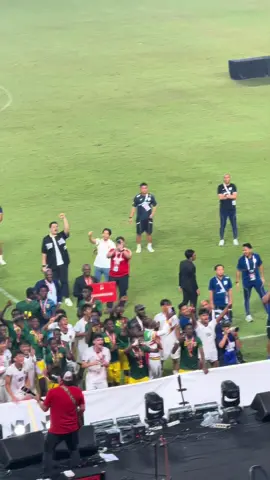 Momen kebersamaan Mathew Baker dan kawan” dengan pemain Mali seusai pertandingan di Piala Kemerdekaan 2025 #timnasindonesia #timnas #timnasu17 #pialakemerdekaan #stadionutamasumaterautara