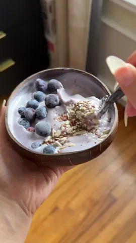 These bowls make my smoothies taste so much better #coconutsmoothiebowls #smoothiebowls #smoothiebowl #smoothierecipe 
