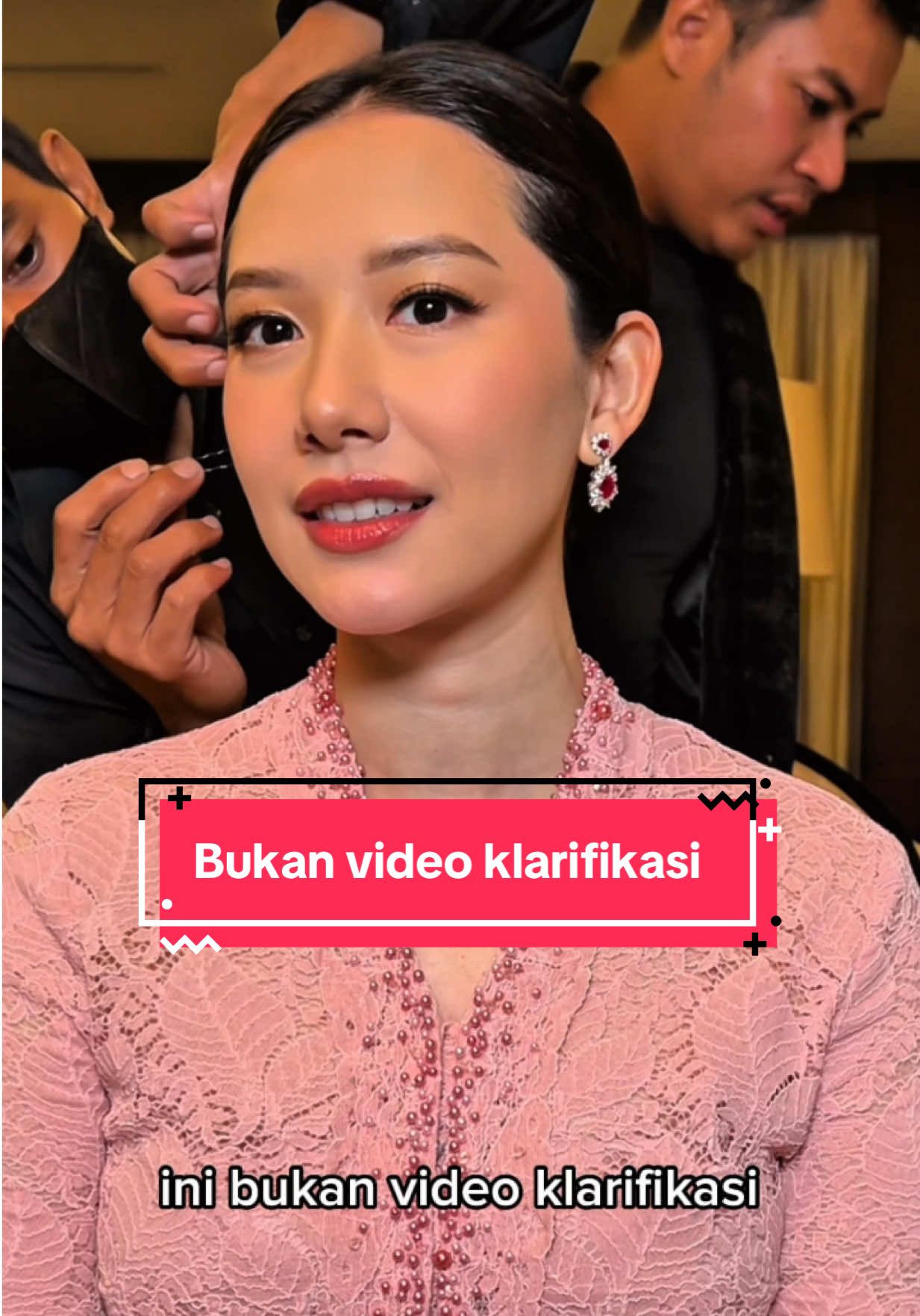 Bukan KLARIFIKASI yah 🙏🏼 kalo kalian nyebut makeup look kaya gini apaa? spill dong Ke aku  Love you semuanya 🫶🏼