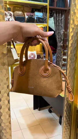 Dianggap sultan pake tas ini karena dikira pakai tas mahal ternyata harganya bisa kalian lihat sendiri dikeranjang kuning  #taswanitaelegan #shoulderbagwanita #handbagwanita #tasselempangwanita 