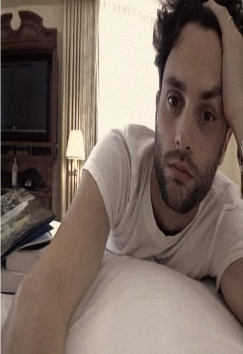 🤏🏻 . . #pennbadgley #pennbadgleyedit #danhumphrey #joegoldberg #pennbadgleyyou 