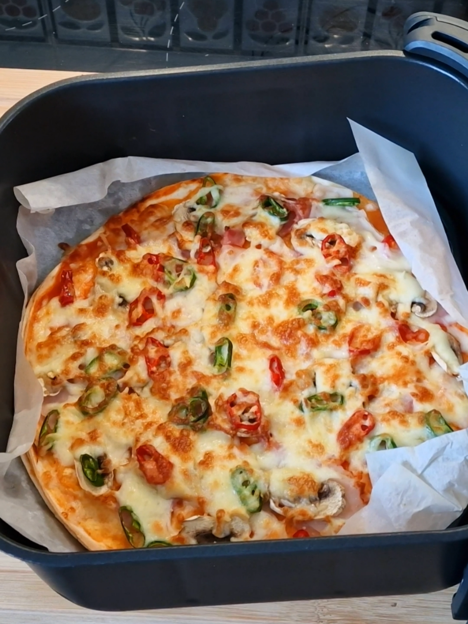 This Air Fryer Pizza Recipe Will Blow Your Mind! You Need To Try It!🥰 Ingredients: 😋 2 tortillas 2-3 tbsp pizza tomato sauce A few slices of ham (I use turkey and chicken) Mushrooms, sliced Hot chili pepper, sliced Grated cheese Bake in the air fryer for 6-8 minutes or in the oven for 10 minutes at 180°C/356
