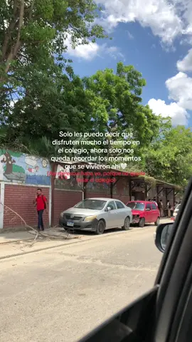 Sii disfrútenla🥹🤍 #salirdelcolegio #extrañar #videoviral #fypppppppp #paratiii 