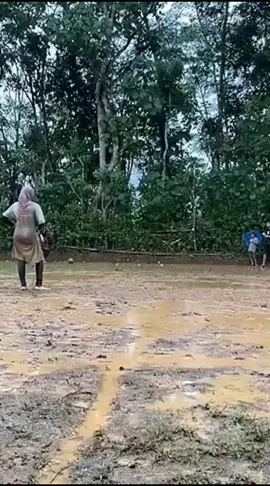 serunya bermain bola ibu ibu.  #ngakak #lucu 
