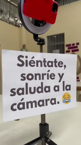 📸✨ Siéntate, sonríe y saluda… porque la alegría también es un regalo de Dios 🌸💒 Cada nombre, cada sonrisa, es un recordatorio de que Dios nos ama 🙏❤️ #ConfirmaciónLourdes #JóvenesCatólicos #CatequesisDeConfirmación #DiosEsAmor #CatólicosEnAcción