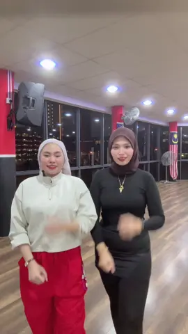 Kite berjoget dgn geng malam ni🤣🤣🤣🤌🏻🤌🏻  #lesungpipit #fyp 