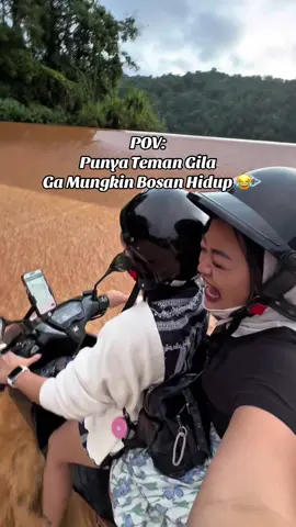 Waktu ke Chiang Rai, kita sewa motor, mau liat sunrise di Akha Farmville, tapi ternyata rutenya kayak gini Yang lebih mencengangkan, ternyata dia udah tau dari awal ada rute ini 😂 #nanges #chiangrai #travel #travelwithzubaedah 