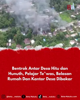 BETA-MALUKU,COM— Kota Ambon kembali diguncang tragedi berdarah. Seorang pelajar SMK Negeri 3 Ambon, berinisial AP, tewas dalam tawuran antar siswa, Selasa (19/8/2025). Peristiwa ini memicu ledakan emosi warga hingga berujung pada konflik fisik yang meluas di Desa Hunuth dan Durian Patah, Kecamatan Teluk Ambon. Kematian AP, yang diketahui berasal dari Hitu, membuat massa tersulut. Sekelompok orang langsung turun ke lokasi kejadian, bentrok pun pecah hingga belasan rumah warga serta Kantor Desa Hunuth dan Durian Patah hangus terbakar. Situasi yang awalnya hanya dipicu oleh tawuran pelajar berubah menjadi kerusuhan massal yang menegangkan. Gubernur Maluku, Hendrik Lewerissa, menyampaikan keprihatinan mendalam atas insiden tersebut. Melalui juru bicaranya, Kasrul Selang, Gubernur menyesalkan terjadinya konflik yang mengorbankan jiwa dan harta benda. Kami minta masyarakat Hunuth, Durian Patah, Hitu, dan Passo untuk menahan diri, jangan terprovokasi gambar atau video yang beredar di media sosial. Serahkan penanganan sepenuhnya kepada aparat keamanan,” tegas Gubernur. Gubernur juga mengingatkan pentingnya kebijaksanaan dalam bermedia sosial. Konten provokatif, katanya, hanya akan memperkeruh keadaan dan memperluas konflik. “Basudara semua, jangan gampang terprovokasi. Gunakan medsos dengan bijak,” imbaunya. Selain itu, ia meminta dukungan para raja, tokoh adat, tokoh masyarakat, hingga pemuda untuk bersama-sama menciptakan suasana kondusif. Aparat keamanan pun diperintahkan bertindak cepat dengan menangkap pihak-pihak yang terlibat dalam tawuran tersebut. Kami minta polisi segera bertindak agar rasa keadilan dan ketertiban bisa kembali dirasakan masyarakat,” tekan Gubernur. Saat ini aparat keamanan telah mengendalikan situasi di lapangan. Pemerintah mengajak seluruh elemen masyarakat Maluku untuk menjaga perdamaian, menahan diri, serta tidak membiarkan provokasi memecah belah persaudaraan yang selama ini terjalin. 📰Tribun Maluku 🎥 Kiriman Netizen