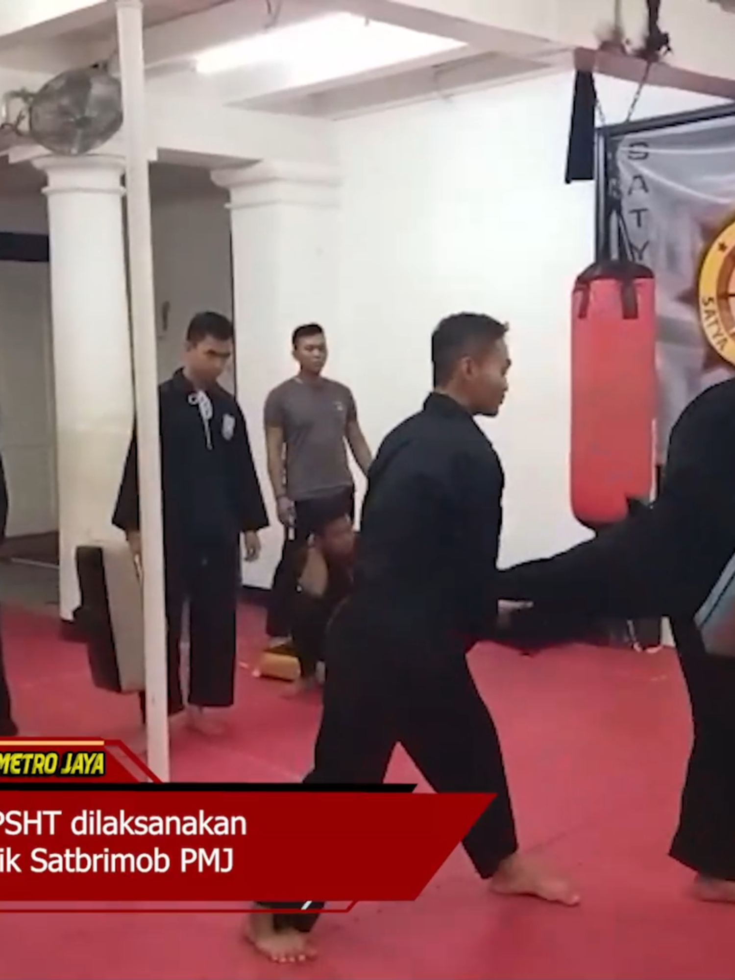Kegiatan Latihan Pencak Silat Komisariat PSHT Satuan Brimob Polda Metro Jaya Cabang Jakarta Pusat. Kegiatan Ini Dilaksanakan Di Dojo Soparmanik Satbrimob Polda Metro Jaya. Selasa, 19 Agustus 2025.
