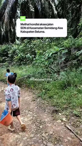Dengan seragam sekolah yang masih melekat di tubuh, sejumlah siswa SDN 98 Seluma, Desa Cugung Langu, Kecamatan Semidang Alas, Kabupaten Seluma tampak bersemangat mencangkul tanah dan mengangkut batu menggunakan ember kecil. Bersama guru-guru mereka, anak-anak itu bahu-membahu memperbaiki jalan menuju sekolah yang rusak, berlumpur, dan licin. Bagi mereka, akses jalan yang layak bukan sekadar kenyamanan, tetapi penentu keberlangsungan belajar. Jalan berlumpur kerap membuat perjalanan terhambat, bahkan membahayakan ketika musim hujan tiba. Peralatan yang mereka gunakan pun jauh dari lengkap. Hanya cangkul, ember plastik, dan tangan kecil yang bekerja keras. Namun, semangat gotong royong membuat suasana menjadi ringan. Tawa anak-anak bersahut-sahutan di tengah peluh yang menetes. Meski sederhana, upaya itu menjadi potret kegigihan anak-anak desa di wilayah pedalaman untuk memperjuangkan hak dasar mereka yakni belajar dengan aman dan nyaman. ##seluma_bengkulu #potretpendidikananakindonesia #provinsibengkulu #helmihasan #gubernurbengkulu @partaigerindra 