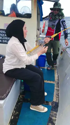 Nahhhhhhhh sambungan video semalam…akak ni pertama kali turun laut je da gasak teruk..xkn korg da lama mancing turun laut mabuk🤣🤣🤣kata anglerrrr gaissss🤣🤣terima kasih pada abg dan akak sekeluarga support kami…💕lain kali nk mancing dtg la lg Ye…☺️☺️#kakibottom #kakibottemdrift #grouperhunter #nelayanlautdalam⚓ 