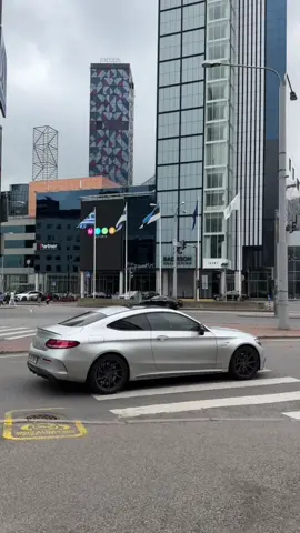 C63 W205 Coupe — чистокровное AMG с классическим задним приводом и мощным V8. Под капотом — 4.0-литровый V8 Biturbo (M177), выдающий 476 л.с. и 650 Нм. Двигатель обеспечивает мощную тягу во всём диапазоне оборотов, а фирменный выхлоп AMG даёт глубокое и насыщенное звучание.|Тгк в шапке профиля  #viral #fyp #on #gr1mster #c63