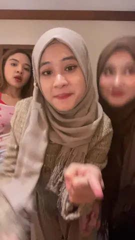 knp kanan kiri heboh bgt:(((
