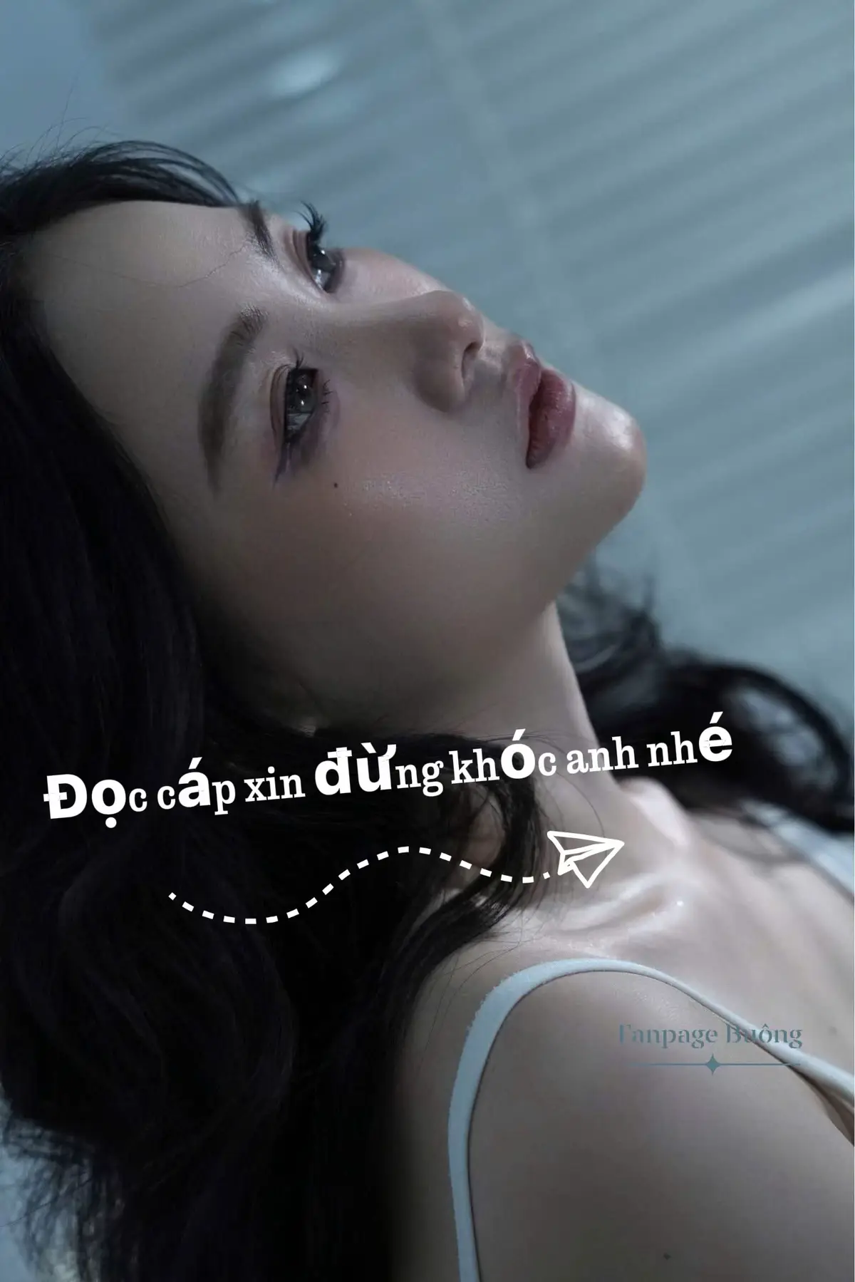 Đêm nằm một mình, bạn đã bao giờ tự hỏi: một đời dài như thế, rốt cuộc ai là người mình có thể tin tưởng, ai là chỗ dựa vững chắc khi mọi thứ đổ vỡ? Con đường đã đi qua, hành trang bạn mang theo không chỉ là niềm vui mà còn đầy đủ đắng cay, tổn thương và những bài học đắt giá. Học cách im lặng, quen với việc tự mình vá lành những vết đau. Rồi sẽ đến một ngày, khi bạn đã nếm trải đủ mọi cung bậc của cuộc sống – sự lạnh nhạt của con người, những áp lực ngột ngạt từ tiền bạc, nỗi đau từ những mối quan hệ tan vỡ, và sự hiểm ác trong lòng người. Chính những điều đó khiến bạn nhận ra, thế gian này, dù hiên nhà của người khác có rộng lớn, kiên cố đến đâu, vẫn không thể nào so sánh được với việc bạn có trong tay một chiếc ô của riêng mình. Một nơi nương tựa không phải từ ai khác, mà chính là bản thân bạn, kiên cường và vững chãi. Bởi thế, thay vì chờ đợi ai đó bảo vệ mình, hãy học cách dựng lên chiếc ô của chính mình. Đừng mong chờ vào sự che chở từ người khác, khi bạn hoàn toàn có thể là người bảo vệ bản thân khỏi giông bão cuộc đời. #fyp #buon #tamtrangbuon #emnhoanh 